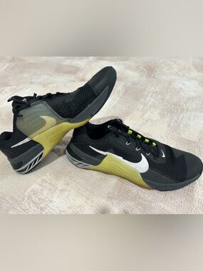 Nike Men’s Metcon 7 Black Sneakers with White Swoosh and Yellow Accents 10.5 US